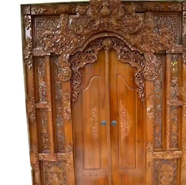 <p>Pintu masuk rumah Olla terbuat dari kayu jati yang ia pesan. Total harga tiga pintu di rumah Olla tembus lebih dari Rp50 juta, lho Bunda. (Foto: YouTube/Trans 7)</p>