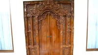 <p>Pintu masuk rumah Olla terbuat dari kayu jati yang ia pesan. Total harga tiga pintu di rumah Olla tembus lebih dari Rp50 juta, lho Bunda. (Foto: YouTube/Trans 7)</p>
