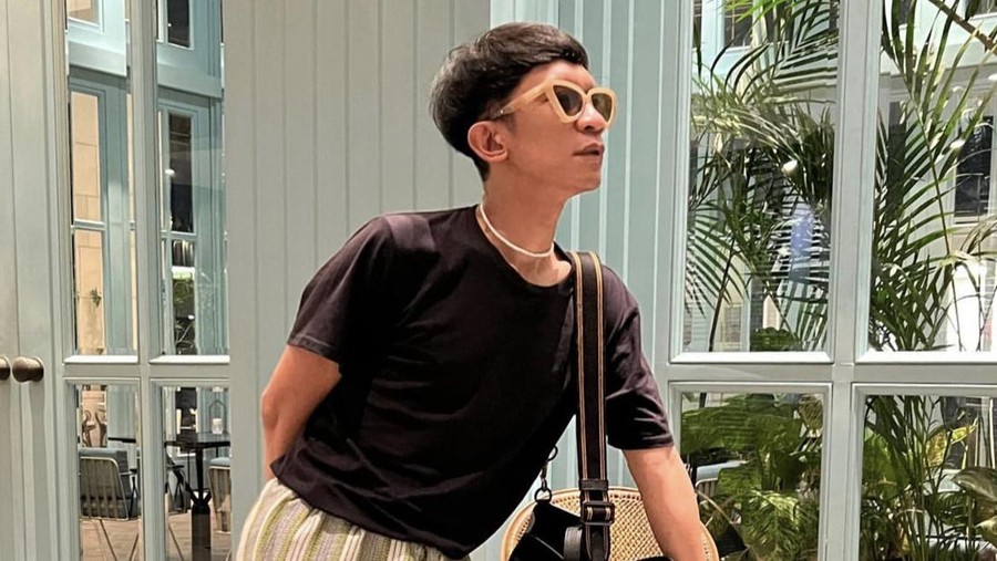 Pose Nyentrik Aming Saat Minum Kelapa dan Nongkrong di Kafe Pose Nyentrik Aming Saat Minum Kelapa dan Nongkrong di Kafe