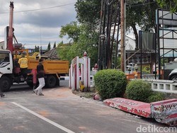 Gapura Dekat Jembatan Merah Gejayan Roboh Tertabrak Truk Molen