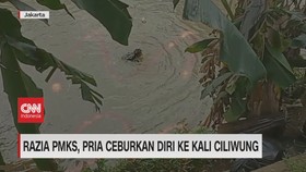VIDEO: Razia PMKS, Pria Ceburkan Diri ke Kali Ciliwung