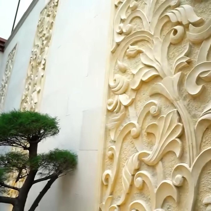 <p>Rumah Olla juga memiliki kolam renang di belakangnya. Nah, ukiran cantik dari Bali ini memiliki nilai seni yang tinggi. Harganya pun melangit, Bunda. Tembok dan reliknya dihargai Rp70 juta. (Foto: YouTube/Trans 7)</p>