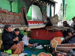 Unik! Ruwatan Penganut Kejawen Kalitanjung Banyumas, Sindennya Pria