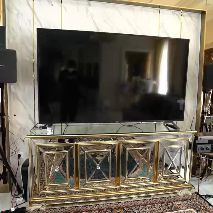 <p>Selain sofa dan karpet, Olla juga memasang TV dan peralatan karaoke seperti speaker dan sound system. Pengusaha asal Depok ini mengeluarkan uang lebih dari Rp80 juta untuk ini. (Foto: YouTube/Trans 7)</p>
