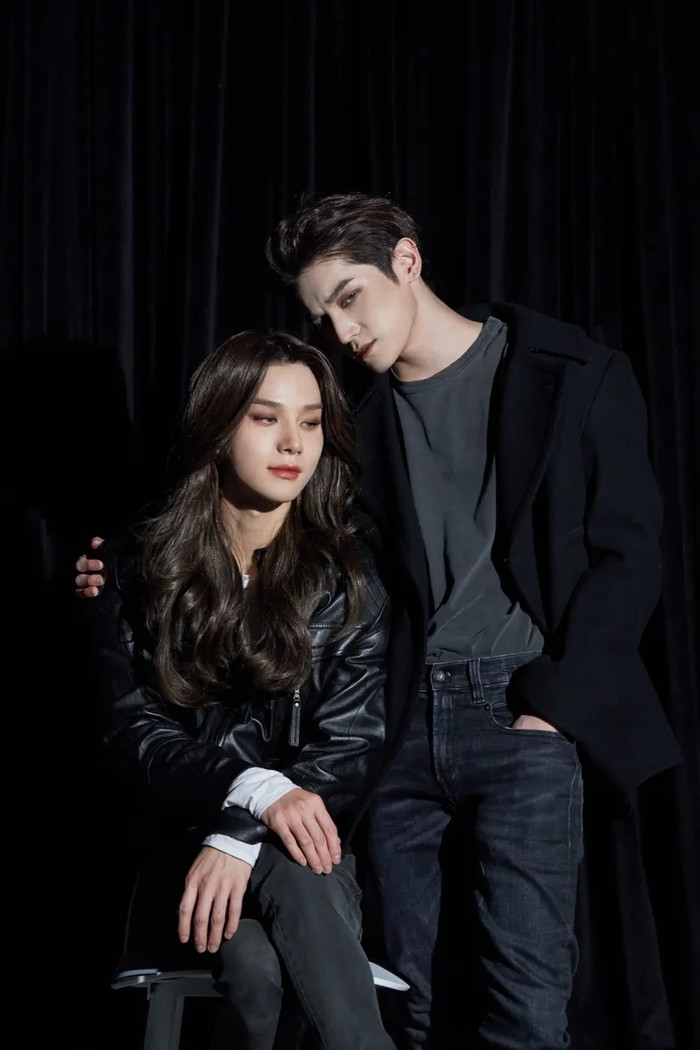 Siapa sih yang nggak kenal dengan pasangan vampir ini? Eits, ini bukan Bella dan Edward asli ya. Taeyong dan Jungwoo NCT berhasil membuat heboh fans dengan tampil sebagai pasangan legendaris di film Twilight tersebut. Mirip sekali, kan?/ Foto: kpopmap.com