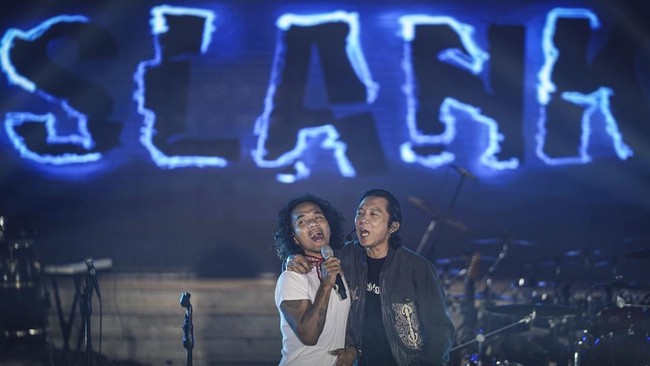 Slank Hentak Panggung Harlah 1 Abad NU Lewat 'Ulama Bergerak' Slank menggebrak 'panggung rakyat' dalam rangkaian puncak Hari Lahir 1 Abad Nahdlatul Ulama (NU) di Stadion Gelora Delta Sidoarjo, Jatim, Selasa (7/1) malam.