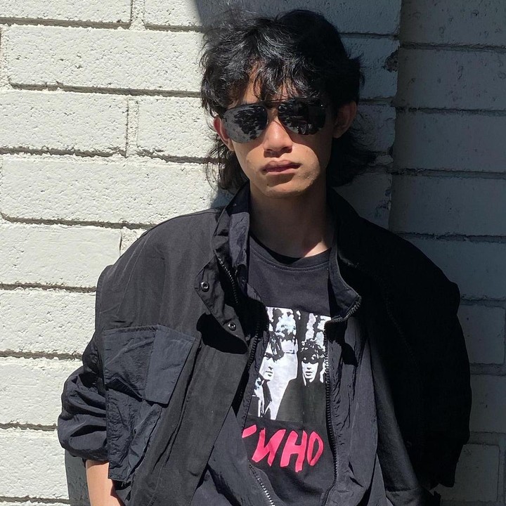 <p>Tahun ini, Rizky genap berusia 16 tahun. Dikenal sebagai anak musisi lewat gaya berbusana yang eksentrik dengan <em>style rock</em> dan berambut panjang semakin melekat pada dirinya.(Foto : Instagram :@skylerzdeth)</p>