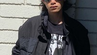 <p>Tahun ini, Rizky genap berusia 16 tahun. Dikenal sebagai anak musisi lewat gaya berbusana yang eksentrik dengan <em>style rock</em> dan berambut panjang semakin melekat pada dirinya.(Foto : Instagram :@skylerzdeth)</p>