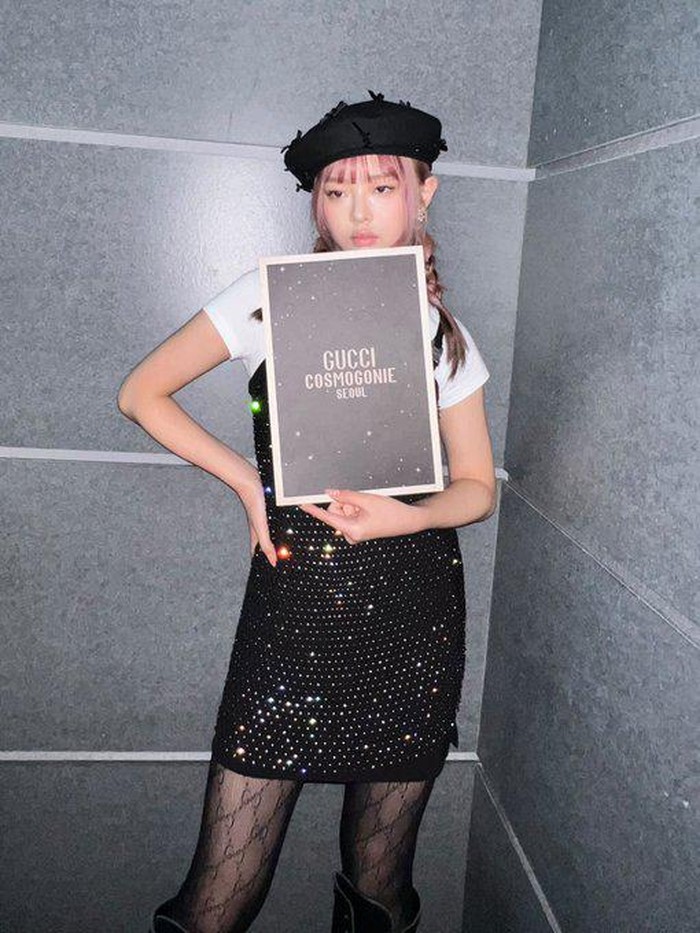 Tampil chic sesuai umurnya, Hanni hadir di showcase yang digelar di Gyeongbok Palace. Nah, di acara ini, Gucci menampilkan aneka koleksi terbaru Gucci untuk tahun 2023./ Foto: twitter.com/NewJeans_ADOR