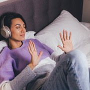 Unik, Sejumlah Perempuan Lebih Pilih Dengar Podcast Kriminal sebagai Teman Pengantar Tidur! Apa Kata Ahli?