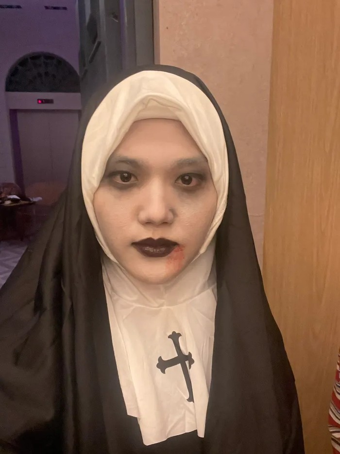 The Nun merupakan salah satu karakter horror yang banyak di-cosplay oleh para artis, salah satunya DoYoung TREASURE. Bukannya ketakutan, para fansnya justru terhibur melihat DoYoung yang terlihat lucu dengan riasan sederhana miliknya./ Foto: kpopmap.com