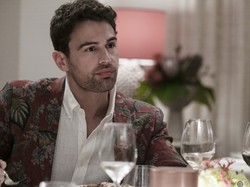 Baru Gabung The White Lotus, Theo James Heboh Disebut Pakai Mr P Prostetik