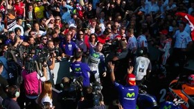 VIDEO: Momen Tak Terungkap Rossi vs Lorenzo di MotoGP Valencia 2015