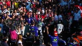 img-title VIDEO: Momen Tak Terungkap Rossi vs Lorenzo di MotoGP Valencia 2015