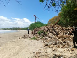 80 Ton Sampah Masih Berserakan di Pantai Kuta