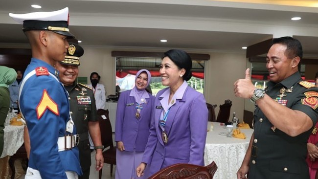 Panglima TNI Jendral Andika Perkasa mengacungkan jempol ke arah anak Kepala Staf Angkatan Darat (KSAD) Dudung Abdurachman yang telah lulus akademi militer.
