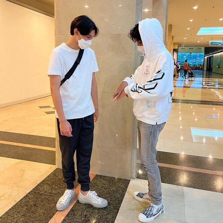 <p>Usia kakak beradik ini terpaut tiga tahun, tapi sepertinya Kenzy sebentar lagi sudah menyusul tinggi badan Dio ya. (Foto: Instagram @kenzy_taulany)</p>