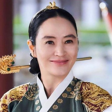 img-title Pesona Kim Hye Soo, Aktris Senior yang Comeback Lewat Drakor Under The Queen's Umbrella! Awet Muda di Usia 52 Tahun