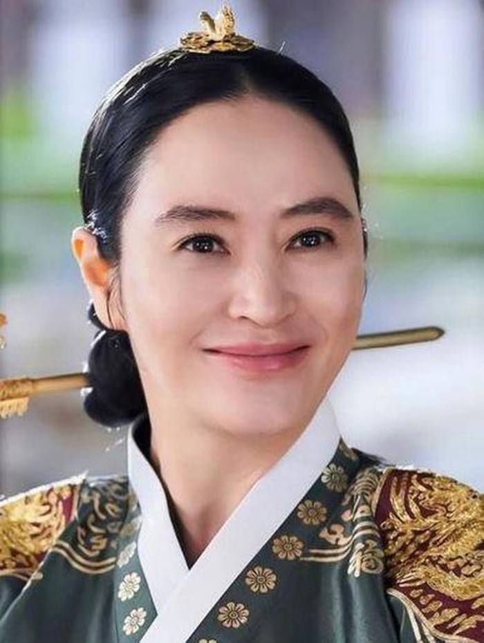 Akhir-akhir ini nama Kim Hye Soo kembali jadi sorotan netizen berkat perannya sebagai Ratu Hwa Ryeong dalam drama Under The Queens's Umbrella yang tayang di Netflix. Kamu sudah nonton belum, Beauties?/ foto: instagram.com/hs_kim_95
