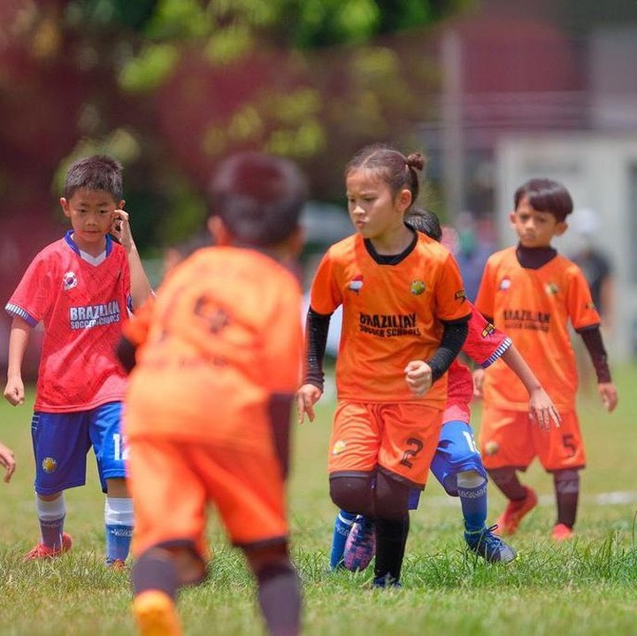 <p>Putri kedua yang kini berusia sembilan tahun ini memiliki hobi sepak bola, Bunda. Bahkan, Zaskia melihat gadis yang akrab disapa Kala itu persis seperti dirinya di masa kecil. (Foto: Instagram @zaskiadyamecca)<br /><br /><br /></p>