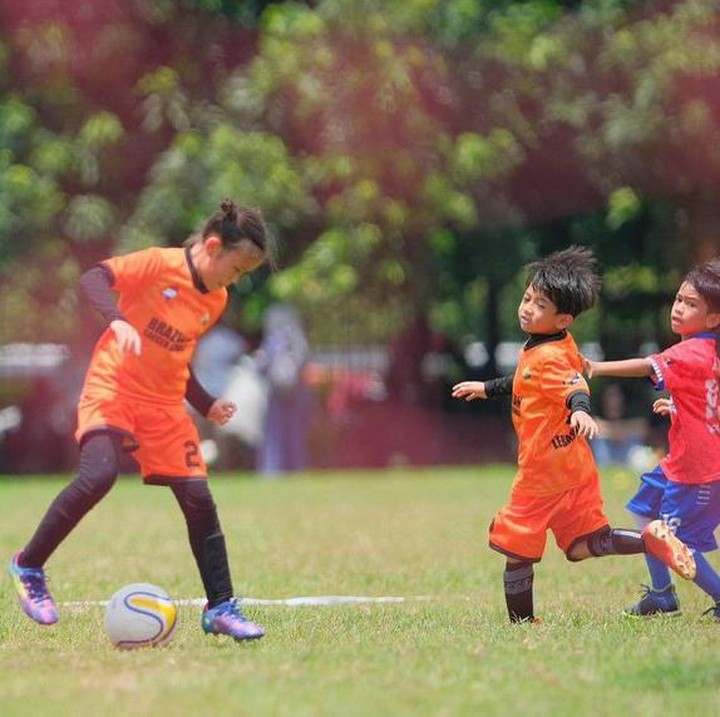 <p>Zaskia mengakui Kala adalah ia dalam versi kecil dahulu. Wanita kelahiran 35 tahun ini juga mengakui Kala lebih keren darinya. "Selalu ngerasa Kala tu aku versi kecil dulu… tapi makin kesini, kayanya kerenan dia sih," tuturnya, dikutip dari akun @zaskiadyamecca. (Foto: Instagram @zaskiadyamecca)<br /><br /><br /></p>