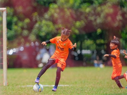 Keren! 5 Potret Kala Putri Zaskia Mecca Main Sepak Bola Lawan Anak Laki-laki