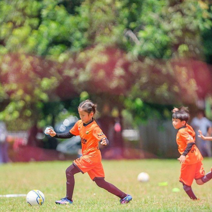 <p>Bagaimana tidak, Kala tampak seru saat bermain sepak bola bersama anak laki-laki. Ia terlihat kuat berlari di lapangan, Bunda. "Liat aja da dikejer2 laki sebanyak itu. Good Kal, bola emang harus selalu ada di kamu, eh," ujarnya. (Foto: Instagram @zaskiadyamecca)<br /><br /><br /></p>