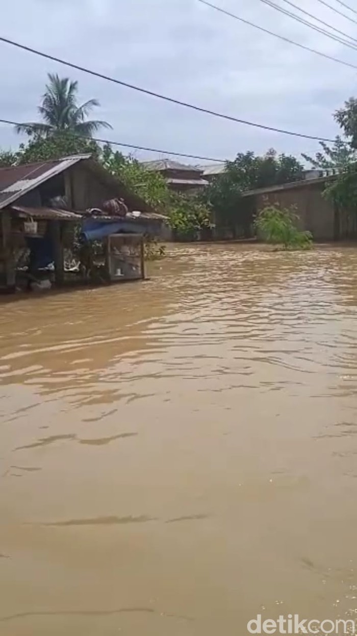 Banjir melanda dua kecamatan di Langkat, Sumut.