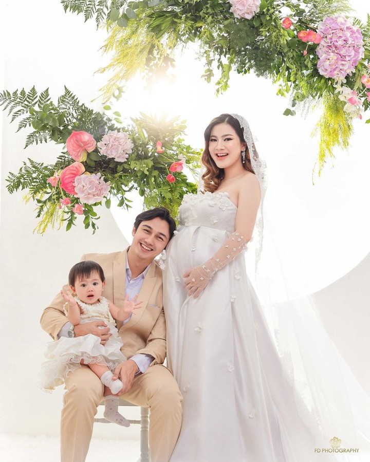 Pada kehamilan keduanya, Felicya Angelista bersama sang suami, Hito dan putri pertamanya, Bible melakukan sesi foto bersama. Menawan, bak pengantin baru!