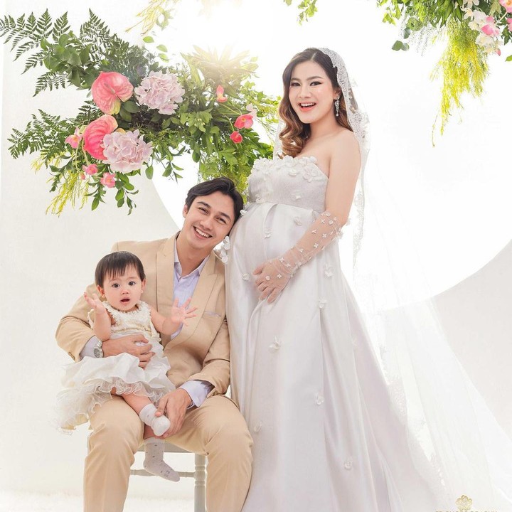 <p>Bersama sang suami, Caesar Hito dan putrinya Bible, Felicya tampil cantik bak pengantin baru dengan gaun putih yang menambah kesan anggun dirinya. Setuju kan Bunda? (@felicyangelista_@ fdphotography90)</p>