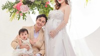 <p>Bersama sang suami, Caesar Hito dan putrinya Bible, Felicya tampil cantik bak pengantin baru dengan gaun putih yang menambah kesan anggun dirinya. Setuju kan Bunda? (@felicyangelista_@ fdphotography90)</p>