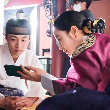 Bak Ibu dan Anak Kandung, Ini Momen Akrab Kim Hye Soo dan Para Pangeran di Belakang Layar Under The Queen's Umbrella