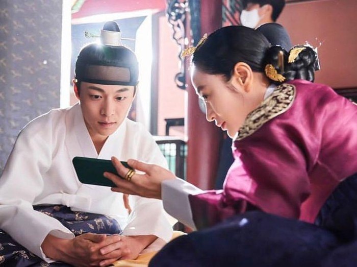 Bersama si sulung Putra Mahkota (Bae In Hyuk), Kim Hye Soo terus memberi arahan tentang akting di sela-sela syuting berlangsung./ foto: instagram.com/hs_kim_95