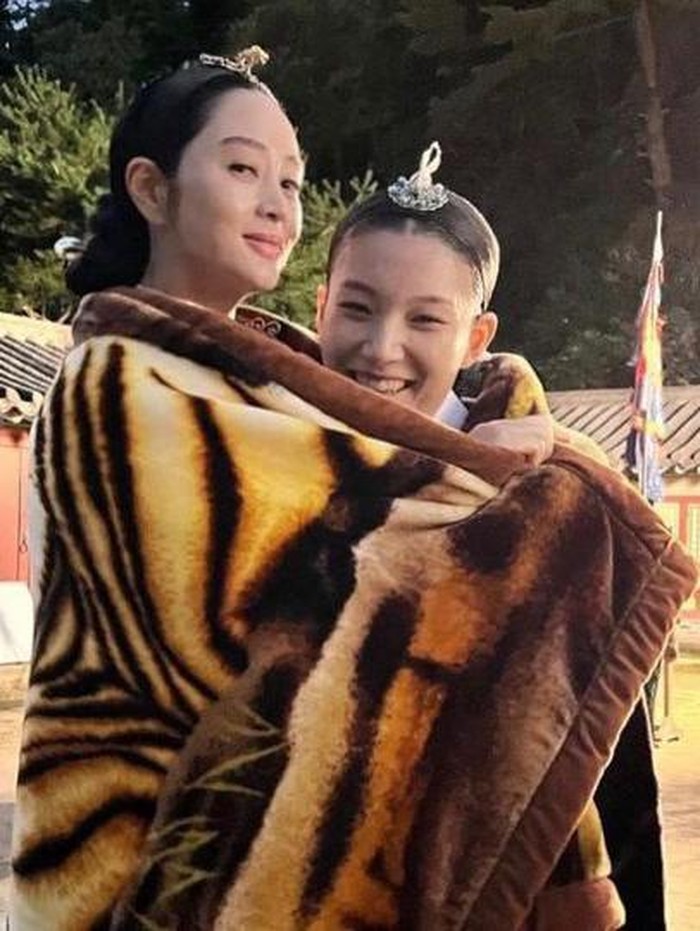 Definisi mertua sayang menantu banget! Kim Hye Soo sampai memeluk Putri Mahkota demi berbagi selimut dengannya ketika menunggu giliran syuting di cuaca yang dingin./ foto: instagram.com/hs_kim_95