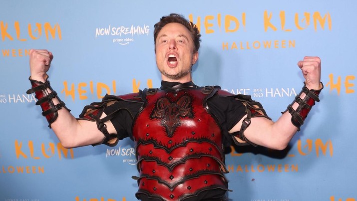 Elon Musk yang baru saja menjadi CEO Twitter menghadiri pesta Halloween tahunan Heidi Klum. Elon Musk tampil mengenakan kostum berupa perpaduan warna hitam dan merah dengan bahan kulit. (Getty Images/Taylor Hill)