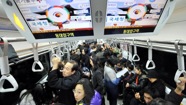 Sejumlah Korea Selatan mengaku mulai takut berdesak-desakan naik kereta sebelum masuk ke gerbong usai tragedi perayaan Halloween di distrik Itaewon pekan lalu.
