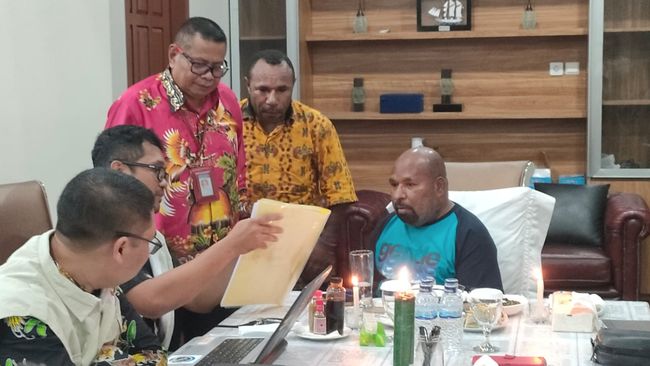Kondisi Enembe Diklaim Memburuk, Fungsi Ginjal di Batas Kritis Tim hukum Lukas Enembe meminta izin KPK agar kliennya kembali berobat di Singapura karena kondisi kesehatannya disebut semakin memburuk