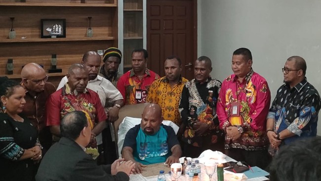 KPK diminta membuka hasil pemeriksaan kesehatan Lukas Enembe agar kasus hukum Lukas terang-benderang.
