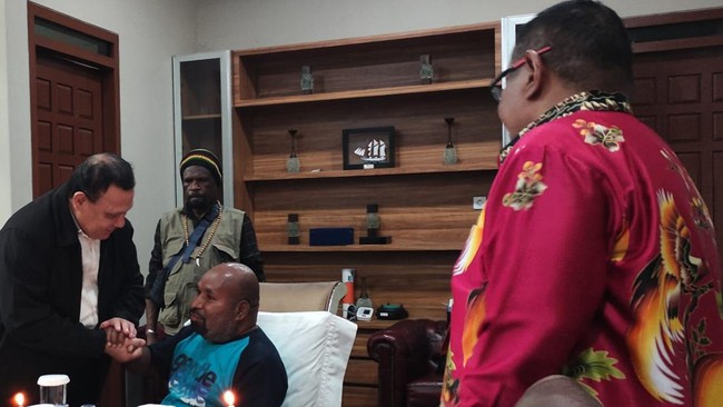 Ketua KPK Firli Bahuri Jabat Erat Tangan Lukas Enembe di Rumahnya KPK bersama tim dokter dari Ikatan Dokter Indonesia (IDI) menyambangi kediaman Lukas di Jayapura, Papua, untuk melakukan pemeriksaan.