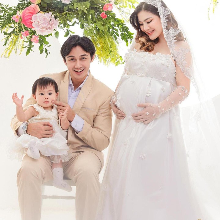 <p>Hiro juga tidak kalah menawan dengan balutan jas yang dikenakannya. Si Kecil Bible duduk dipangkuan sang Ayah dengan dress putih menyamai Felicya. (Foto: Instagram @felicyangelista_@ fdphotography90)</p>