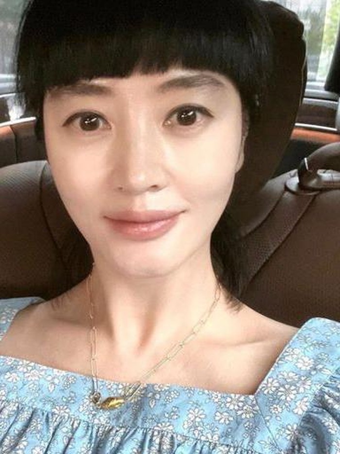Ia mulai berkarier sebagai aktris sejak usia belasan, lho. Kim Hye Soo sendiri debut akting pertama kali dalam film Ggambo yang dirilis tahun 1986./ foto: instagram.com/hs_kim_95