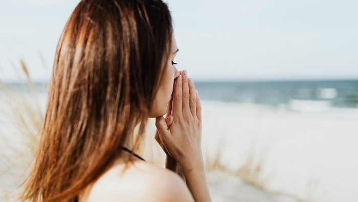 dengan berdoa kita sudah melakukan meditasi untuk membersihkan diri dari hal-hal negatif/Foto: pexels.com/karolina-grabowska