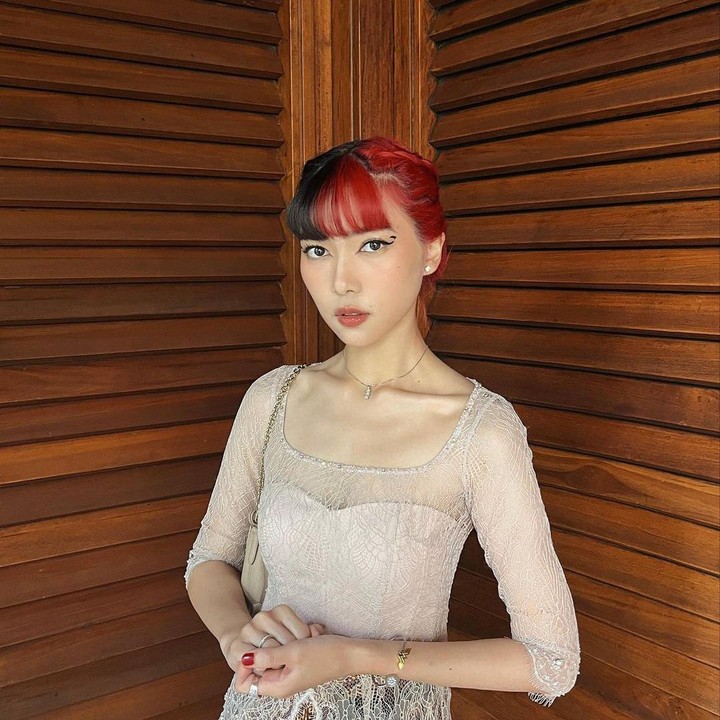 <p>Penyanyi Isyana Sarasvati mengalami keguguran di kehamilan pertamanya. Pelantun lagu <em>Lexicon</em> ini kehilangan janin di dalam kandungan di usia kehamilan 8 minggu 5 hari. Pada Oktober 2023, Isyana mengumumkan kabar duka ini sekaligus mengungkap perasaan kehilangannya di media sosial. Isyana tak menjelaskan detail penyebab kegugurannya, namun dalam foto hasil USG tampak tulisan kecil 'djj negatif', yang berarti denyut jantung janin sudah tidak terdeteksi. (Foto: Instagram @isyanasarasvati)</p>
