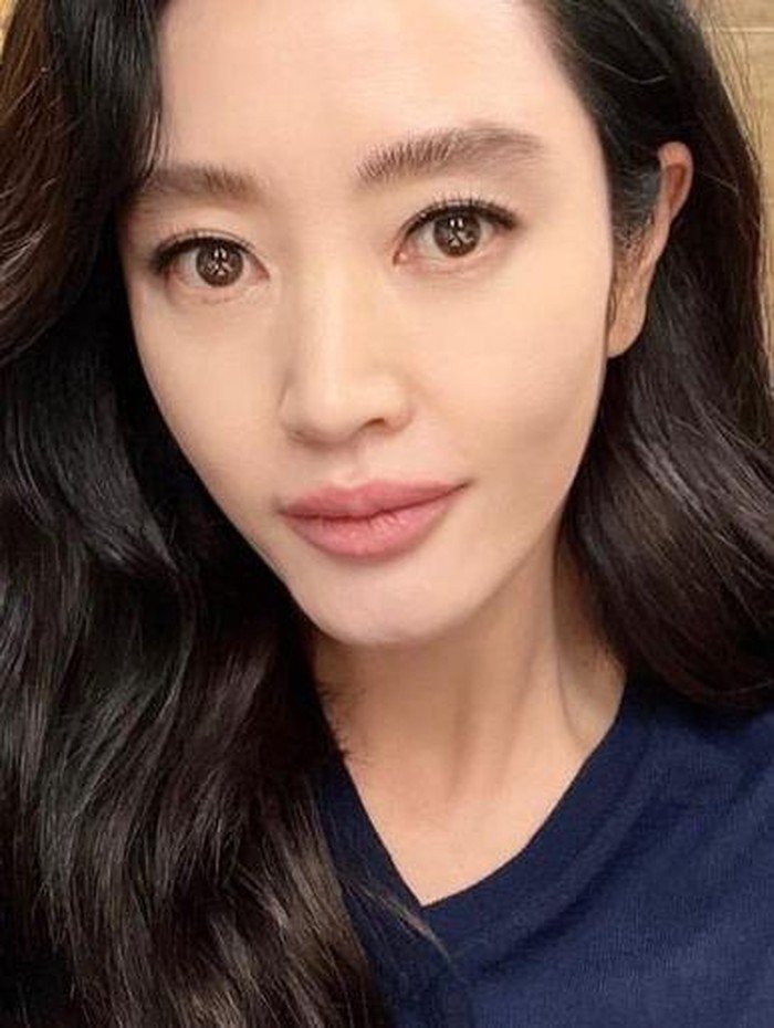 Kim Hye Soo merupakan aktris asal Negeri Ginseng yang lahir di Busan, Korea Selatan, pada tanggal 5 September 1970./ foto: instagram.com/hs_kim_95