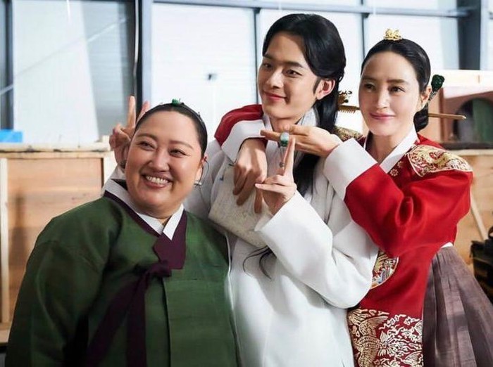 Kim Hye Soo membagikan potret akrab bersama putra ketiganya, Pangeran Agung Gyeseong (Yoo Seon Ho) ketika syuting adegan pembongkaran rahasia besar putranya tersebut./ foto: instagram.com/hs_kim_95