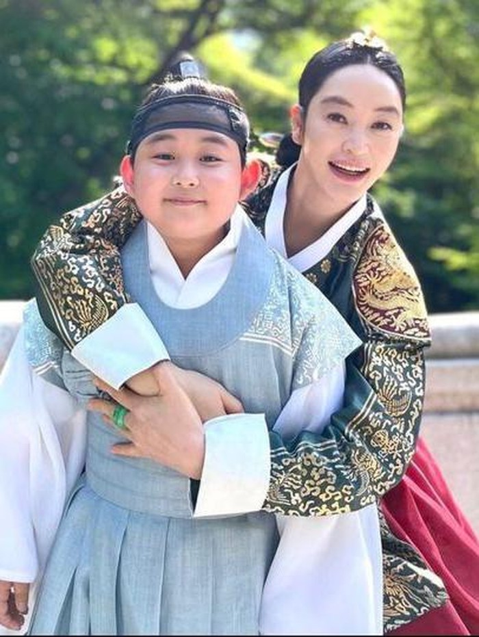 Meskipun di drama bukan jadi anak kandungnya, Kim Hye Soo juga banyak membagikan foto dirinya dengan Pangeran Hodong yang super gemas!/ foto: instagram.com/hs_kim_95