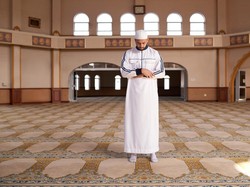 Hukum Memejamkan Mata saat Sholat, Boleh atau Tidak?