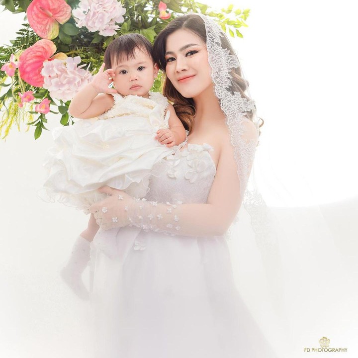 <p>Nah, kalau ini momen Felicya bersama putri kecilnya, Bible. Menggemaskan sekali ya Bunda. Semoga kehamilan Felicya senantiasa sehat hingga persalinan ya.(Foto: Instagram @ fdphotography90)</p>