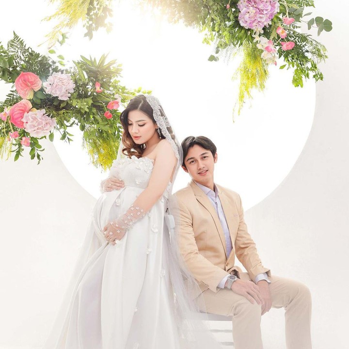 <p>Pose yang tidak boleh ketinggalan, Felicya berpose candid sambil memegang <em>baby bump</em>-nya yang semakin membesar. (Foto: Instagram @ fdphotography90)</p>