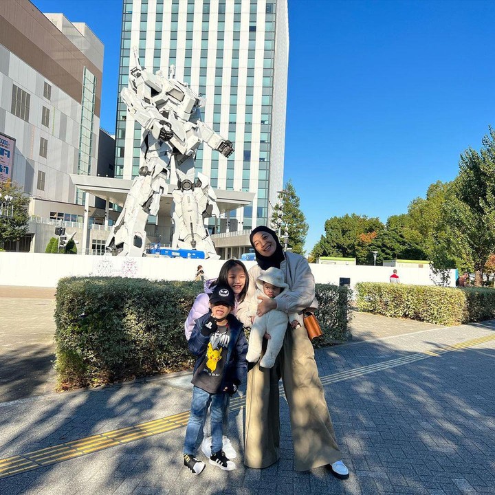 <p>Dian dan keluarga telihat sangat menikmati liburan kali ini, Bunda. Kita doakan semoga kelimanya kembali ke Tanah Air dengan selamat, ya! (Foto: Instagram: @dianayulestari)</p>